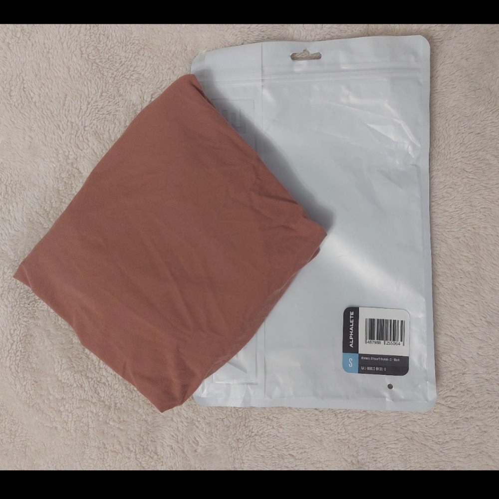 Alphalete Long Sleeve Key Hole Top